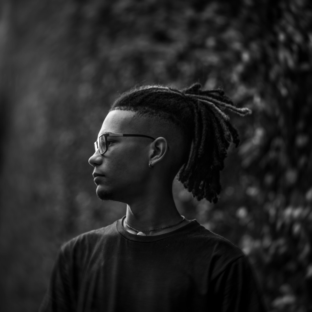 Portrait of a Brazilian author who writes about communication and personal development
